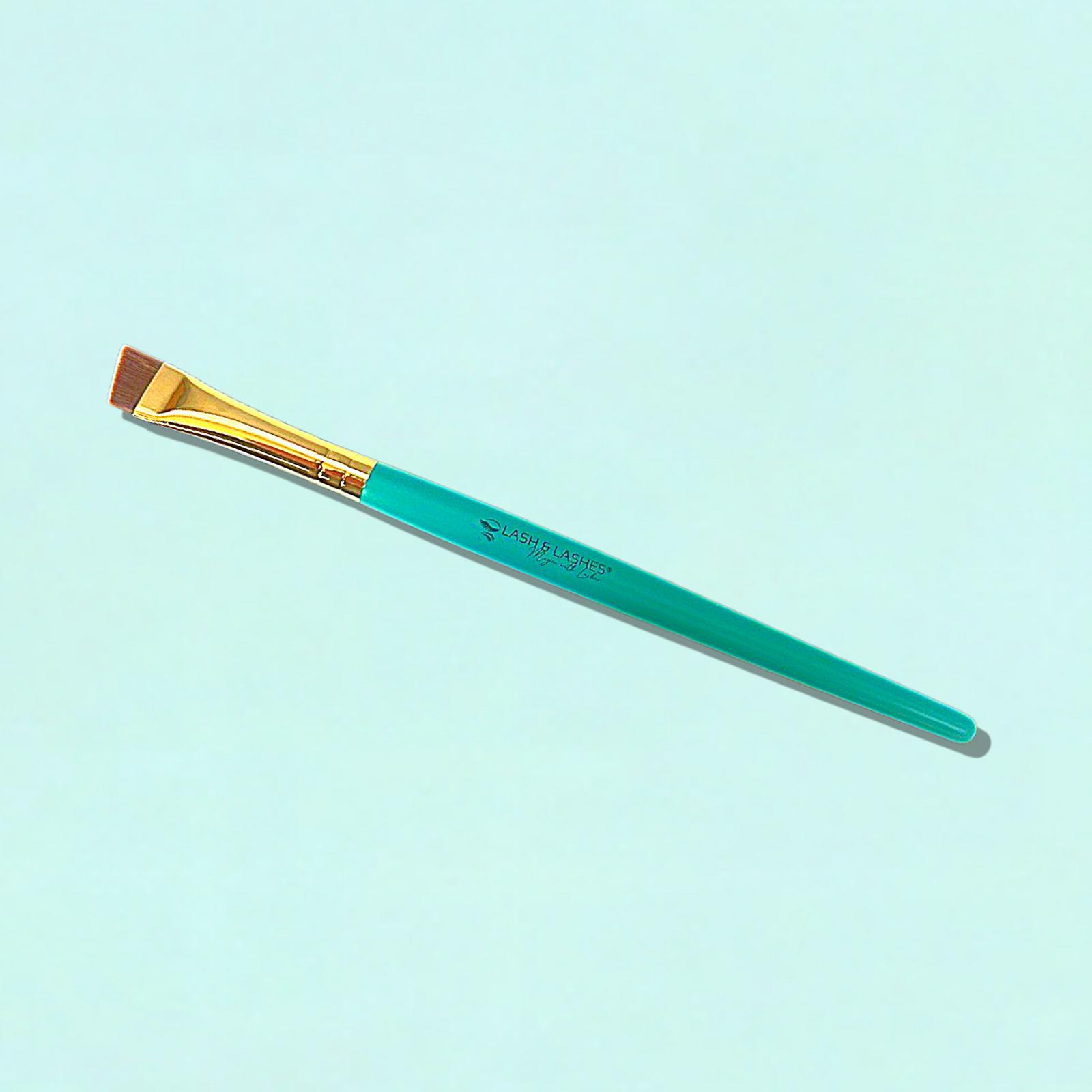 Pensulă subțire, unghiulară, pentru colorarea sprâncenelor